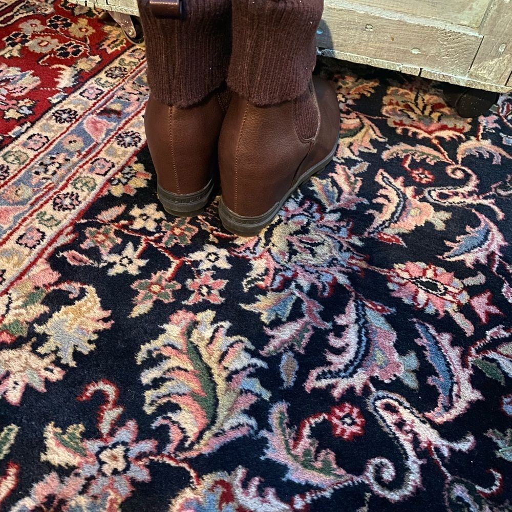 Adorable booties by Yellow Box in size 71/2 - Picture 3 of 5